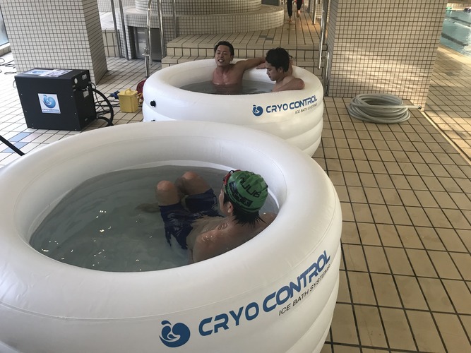 パラトライアスロン日本代表チームがクライオコントロールのアイスバスを使用している。