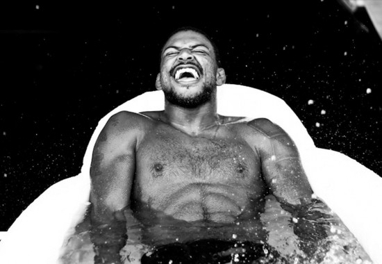 CRYOCONTROLのアイスバスを使用し冷たそうな表情をしている