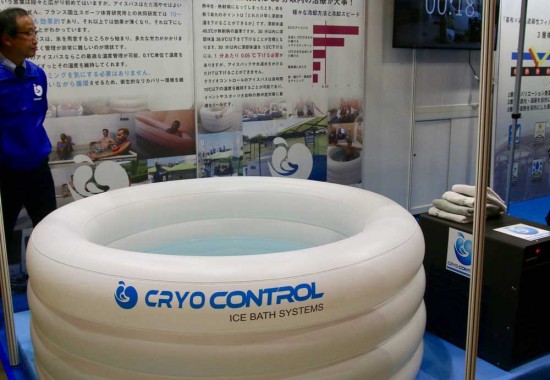 スポーツビジネス産業展にて展示される氷を使わないアイスバスシステム
